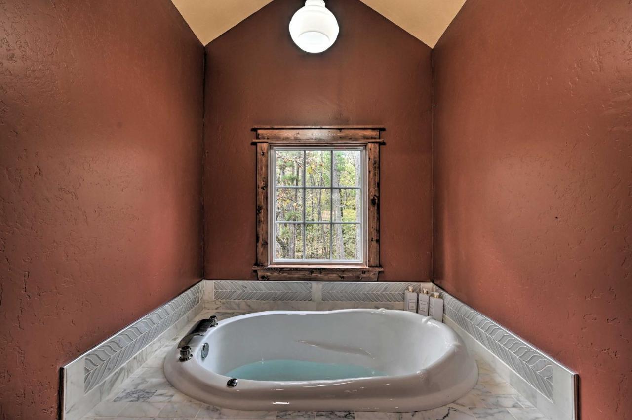 Tudor-Style Broken Bow Cottage With Hot Tub And Decks! Stephens Gap 外观 照片